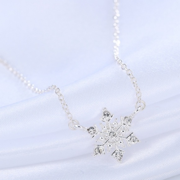 Jewelry - Silver Snowflake Rhinestone Necklace